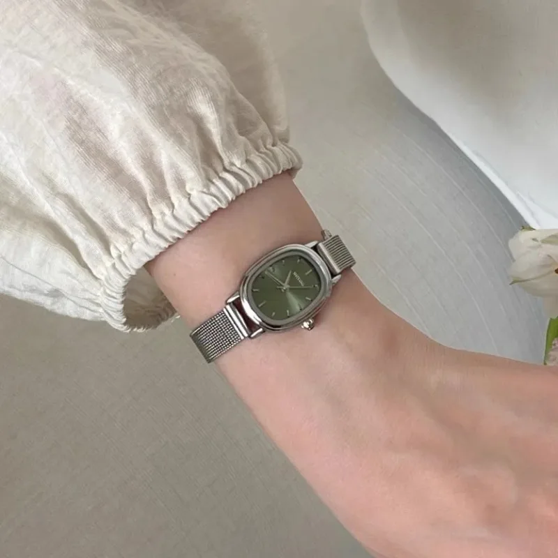 Piccolo quadrante ovale verde  - Luxury Watch Display recensione e prezzo