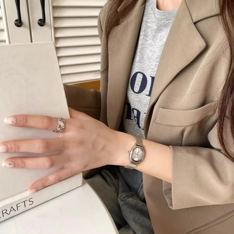 Piccolo quadrante ovale verde  - Luxury Watch Display recensione e prezzo