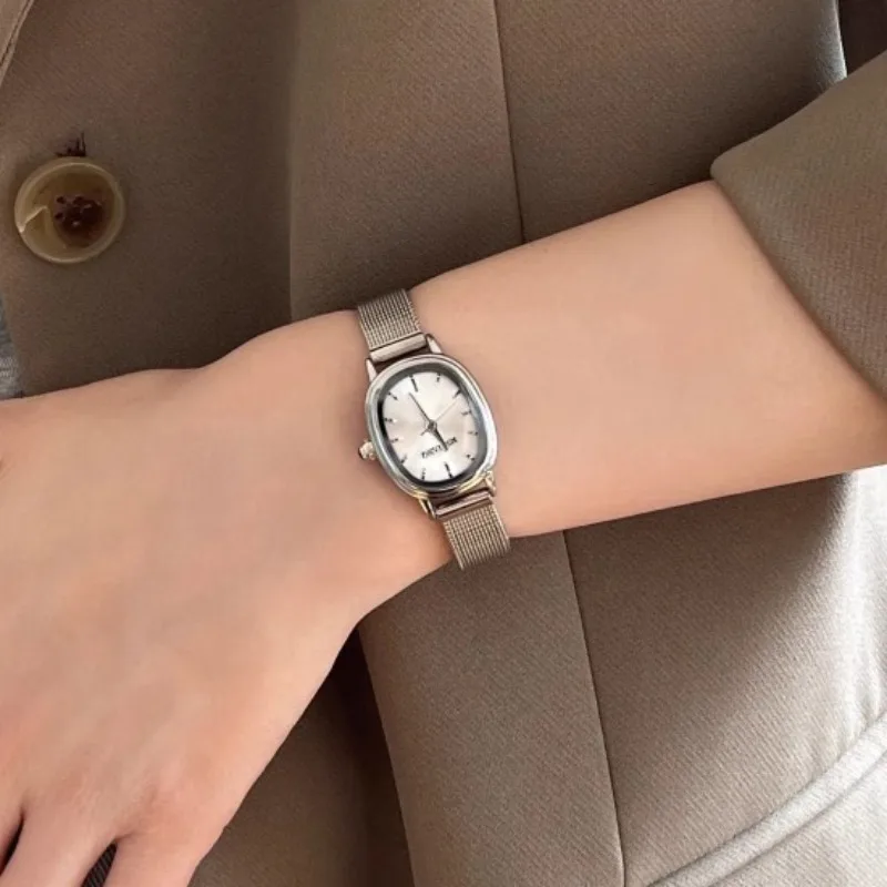Piccolo quadrante ovale verde  - Luxury Watch Display recensione e prezzo